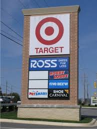 Retail And Shopping Center Signage Strickler Signs Retail Signs Pylon Sign Signage