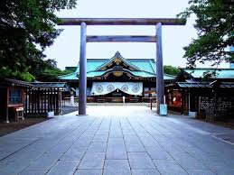 靖国神社是位于日本 东京都 千代田区 九段坂 （ 日语 ： 九段 ） 的神社，由明治天皇建立的一系列招魂社之一。 該神社供奉自明治維新时代以來為日本战死的軍人及軍屬（包括台湾籍日本兵及朝鮮籍日本兵），共246万6千余柱，其中大多數是在太平洋戰爭中陣亡的日本军官兵（213万3915柱）。 æˆ'åœ¨é–åœ‹ç¥žç¤¾åƒè§€äº†ä¸€å¤© æœ€å‹‰å¼·ä¹‹å'Œå¹³äº¦å‹éŽæœ€æ­£ç¾©ä¹‹æˆ°çˆ­ æ¯æ—¥é ­æ¢