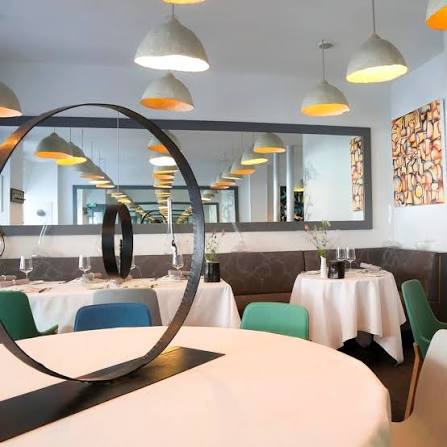 51 Rue Jouffroy d'Abbans – Une adresse gastronomique étoilée d'une grande sobriété, entièrement tournée vers l'exaltation du produit brut et des micro-saisons.