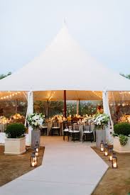 Blumenstauden und sattes grün bieten zusammen mit individueller hochzeitsdekoration die traumkulisse für deine hochzeit im garten. Gartenhochzeit So Organisiert Ihr Eine Stimmungsvolle Hochzeit Im Grunen