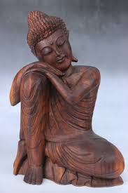 Ruhende Buddha Figur Aus Holz Die Siddharta Gautama Statue Ist Ein Angenehmer Blickfang Aufgrund Seines Liebevollen Gesich Buddha Figur Buddha Buddha Statuen