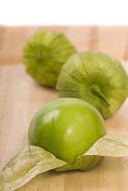What S The Difference Between Green Tomatoes And Tomatillos Green Tomatoes Tomatillo Varieties Of Tomatoes