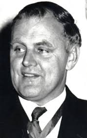 Former Warrnambool mayors support CEO Bruce Anson after Hulin challenge