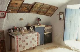 Notre département cuisine & habitat offre également une gamme de mobilier, d'armoires et de dressing. Cuisine Habitat Troglodyte Matmata Tunisie Beautiful Houses Interior Home Cabin Living