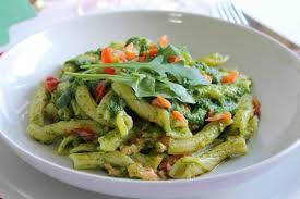 Mentre è in cottura la pasta, rivestite con della pellicola uno stampo ad anello (cm 24/26), ricoprite l'interno dello stesso con le fettine di zucchina alternate alle fettine di melanzana. Ricetta Della Pasta Al Pesto Di Rucola Con Salmone E Pomodorini