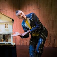 Il primo è un uomo di 62 anni che vive in una dependance di palazzo reale, a torino. Arturo Brachetti Cosi Tu Saresti Quello Che Si Cambia D Abito Ma In Quanto Tempo Eppen Cultura Teatro Bergamo