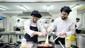 Catálogo de cursos de cocina: Los Alumnos De Segundo Curso De La Escuela De Hosteleria Realizan Practicas En Restaurantes Gaditanos