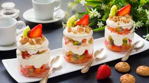 Fresco, anzi freddissimo questo deliziosa sorbetto alla pesca tutta frutta, si avete capito bene tutta frutta per un bicchiere di benessere, di fresco e di naturale golosità! Coppa Crema Chantilly Con Frutta Ricetta Dolce Al Cucchiaio Facile E Veloce 55winston55 Youtube