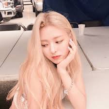 Yuna and twice momo❤ they look so cute. Random Stuff Tumblr Blog Gallery