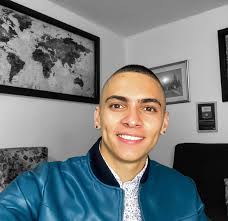 Los triunfadores fuera de lo común son diferentes.🔮✍🏻 En un mundo de  dudas ellos creen 🪄 En un mundo lento ellos corren 🏃‍♂️ En un mundo de  quejas ellos se ríen ☺️