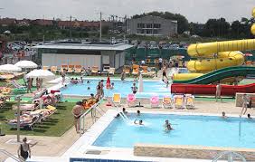 Havuz ve yüzmek hakkında 1829 ziyaretçi ziyaretçiden 223 fotoğraf gör. Aquastar Noua AtracÈie Din Transilvania De Nord Se StÄ La CoadÄ Pentru Un Èezlong Transilvania Reporter