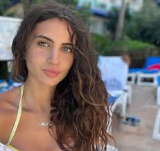 Beauty Queen Enters Beauty Contest Make-up Free