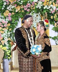 Foto pose pengantin wanita haruslah tampak anggun dan elegan terutama pada saat sesi pemotretan prewedding. Ragam Gaya Pengantin Khas Jawa Tengah Selain Solo Putri Dan Basahan Blog Tiga Dara