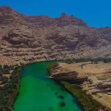 صورة من منطقة خور صناق بمحافظة التابعة لسلطنة عمان تتميز المنطقة بسلسلة من الجبال التي تكثر على جنباتها الأعشاب والجداول صورة بعدسة ش instagram outdoor water