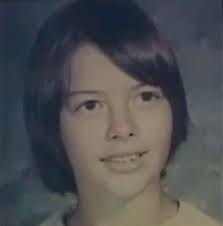 In December 1975, Lisa Peak helps authorities bring down John Carmody, the  head of a sex trafficking extortion ring. By September 1976, Lisa, now 19  years old, is starting to move on