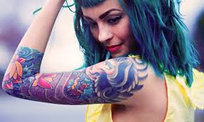 Beber alcohol antes de tatuarse: ¿qué peligros existen?