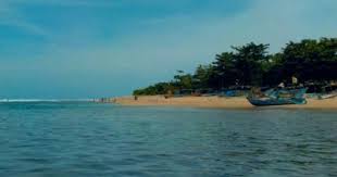 Wisata ujung genteng ini merupakan tempat wisata pantai selatan dimana pada pantai tersebut juga terdapat sebuah air terjun yang sangat indah dan wisata ujung genteng merupakan kawasan wisata yang cukup menarik untuk diketahui, pasalnya ditempat ini terdapat setidaknya dua area yang. Pantai Ujung Genteng Pantai Cantik Yang Berbatasan Langsung Dengan Samudera Hindia Tempat Me