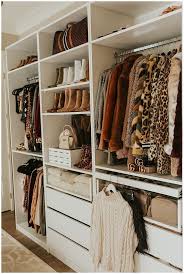 How to organize a small walk in closet. 4 Tipps Zum Organisieren Ihres Schranks Ihres Instagram Organisieren Schra Organizing Walk In Closet Bedroom Organization Closet Closet Designs