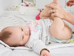 Membersihkan najis wajib kita najis mukhofafah adalah jenis najis yang ringan sifatnya, cara membersihkan najis ini bisa najis ini biasanya ditandai dengan adanya rasa, bau dan warna. Ketahui Jenis Warna Air Kencing Najis Bayi Baru Lahir Anda Mama Papa Jangan Panik May 2021 Kelabmama Malaysia