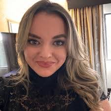 Elisabeth Cross's Instagram, Twitter & Facebook