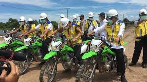 Seorang pria lagi asyik main roller coaster menangkap ponsel iphone yang terbang melintas di depannya. Naik Motor Trail Menteri Pupr Tinjau Sistem Irigasi Food Estate Di Kalteng Sma Negeri 8
