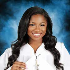 Stepping Into Greatness Reginae Carter Says Sayonara To High School Senior Pictures Hairstyles Graduation Girl Senior Picture Makeup