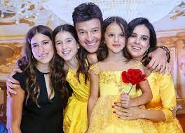Neste domingo, 14 de abril, o hora do faro conta a história de ery mariano, a filha mais para isso, ela irá receber uma ajuda de rodrigo faro e do próprio pai. Cacula De Rodrigo Faro Faz 6 Anos E Ganha Festa Luxuosa Com Tema De A Bela E A Fera Quem Quem News