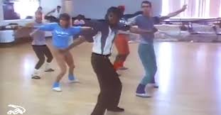 Many of michael jackson's dance moves are recognized as legendary parts of the dance and music scene. 5 Dancers Line Up But Pay Attention To The One In The Front When He Does This I Was Amazed Littlethings Com