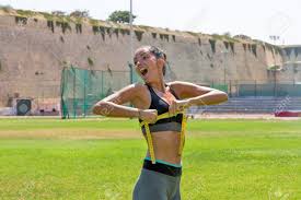 女性の水振りかけたウェット アスリート女性スポーツウェア野外スタジアムでトレーニングの後彼女の腰のくびれ、お尻や胸を測定します。健康的なライフ  スタイルとスポーツのコンセプトです。の写真素材・画像素材 Image 68182193