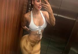 Después de su quiebre con la influencer, el reconocido futbolista inició un pololeo con la colombiana sonia isaza, con quien mantiene un romance hasta el día de hoy y de quien se muestra muy enamorado. La Colombiana Sonia Isaza Ya Consuela Al Rey Arturo Tras Su Eliminacion De Champions League