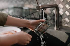Menurut djabu (1991), karakteristik fisik yang sangat penting adalah kandungan total solid yang tersusun dari zat terapung, zat dalam suspense, zat colloidal dan zat dalam solution. Cari Jawaban Soal Kelas 5 Tema 8 Subtema 3 Apa Saja Syarat Air Bersih Untuk Digunakan Dalam Kebutuhan Sehari Hari Semua Halaman Bobo