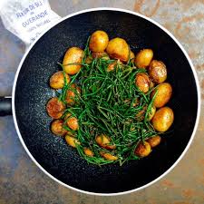 Pommes De Terre De Noirmoutier Sautees A La Salicorne Et Fleur De Sel L Etoile Et Le Croissant Salicorne Recette Legumes Pomme De Terre