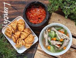 Dingin2 enaknya sih buat sop ,buka kulkas masih ada ceker ayam + sedikit kulit ayam sisa buat mie ayam kemaren. 5 Resep Sop Ceker Terenak Kuahnya Segar Dan Sehat Untuk Tubuh