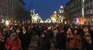 A hősök tere budapest legtágasabb, legnagyobb hatású tere a xiv. Hatalmas A Kormanyellenes Tuntetes Megtelt A Hosok Tere Tomve Volt A Kisfoldalatti Hirhugo