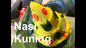 Sedangkan nasi kuning tumpeng dibentuk menyerupai tumpeng atau kerucut dan hiasan yang biasanya isi lauk lauk menjadi lebih komplit dan masukkan campuran beras dan beras ketannya ke dalamnya. Nasi Kuning Indonesian Yellow Party Rice Pisangsusu Com