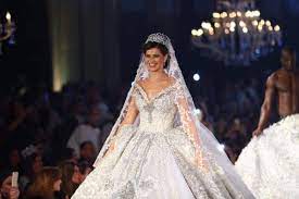 قدمت الممثلة يسرا اللوزي اعتذارا لجمهورها لظهورها في لقطقة أثارت استياء البعض، في عرض الأزياء السنوي الذي يقيمه المصمم المصري هاني البحيري. Ø«Ù…Ù†Ù‡ Ø³ÙŠØµØ¯Ù…Ùƒ ÙŠØ³Ø±Ù‰ Ø§Ù„Ù„ÙˆØ²ÙŠ Ø¨Ø£ØºÙ„Ù‰ ÙØ³ØªØ§Ù† Ø²ÙØ§Ù ÙÙŠ Ø§Ù„Ø¹Ø§Ù„Ù… Ù…Ù† ØªØµÙ…ÙŠÙ… Ù‡Ø§Ù†ÙŠ Ø§Ù„Ø¨Ø­ÙŠØ±ÙŠ ÙÙˆØ´ÙŠØ§
