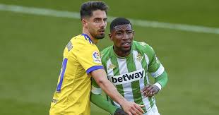 Он играет на позиции правый. Arsenal Closely Monitoring Right Back But Barcelona Could Scupper Deal
