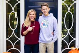 Laura jeanne reese witherspoon was born on march 22, 1976 in new orleans, louisiana to betty witherspoon, a registered nurse & john draper witherspoon, a military surgeon. Reese Witherspoon Uses Snapchat To Talk To Her Kids Parenting Tlc Com