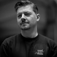 Sami tar plats i musikbranschen efter examen