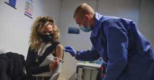 Per ristoranti e stadi e solo dopo due dosi. T2kyvquyf1e2um