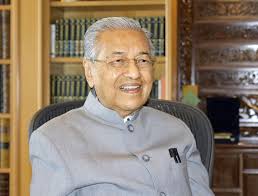 Thân sinh ông là thầy giáo mohamad iskandar (có cha là tín đồ đạo hồi malaysia gốc ấn di cư từ kerala, ấn độ).mẹ của ông là bà wan tampawan, người malaysia. Malaysia S Mahathir Mohamad Makes 2nd Attempt To Dislodge Premier