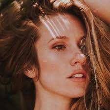 Kira Lawrence's Instagram, Twitter & Facebook