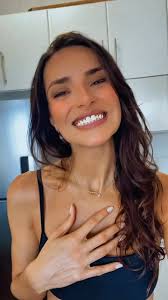 “Oh, mô, Ultimamente, eu tô fraquin’ de saudade, Oh, mô, Chega abaixou a  minha imunidade, Sem teu love, teu cheiro, Teu jeito, teu dengo, tá tão,  tão ruim, Coração anda debilitado, só tem um remédio ...