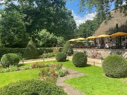 Das teehaus im garten ist ein gemütlicher harmonischer rückzugsort wo man seine gäste empfängt. Afternoon Tea Im Teehaus Im Englischen Garten Berlin