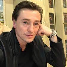 Также он отметил приверженность традиционным семейным ценностям. Sergej Bezrukov Poluchil V Podarok Ot Zheny Lichnuyu Grimernuyu Vokrug Tv