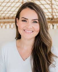 Kelly Bragg's Instagram, Twitter & Facebook