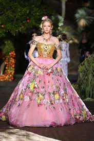 Dolce Gabbana Alta Moda Sartoria Fall Winter 2019 20 Dolce Gabbana S Midsummer Night S Dream Alta Moda Autumn Winter 2015 16 Tres Haute Diva In 2020 Fashion Pretty Dresses Dresses