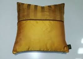 Questi cuscino rotondi hanno un diametro di 40 cm e sono realizzati interamente in velluto di seta con un'imbottitura in piuma d'oca 100% naturale. Cuscini In Velluto Di Oro Per La Decorazione Della Casa Acquisti Online Su Ebay