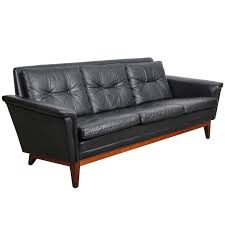 1stdibs Com Vintage Black Leather Mid Century Modern Sofa With Rosewood Base Mid Century Modern Leather Sofa Modern Leather Sofa Black Leather Sofas