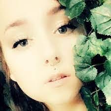 Vicky Meeks's Instagram, Twitter & Facebook